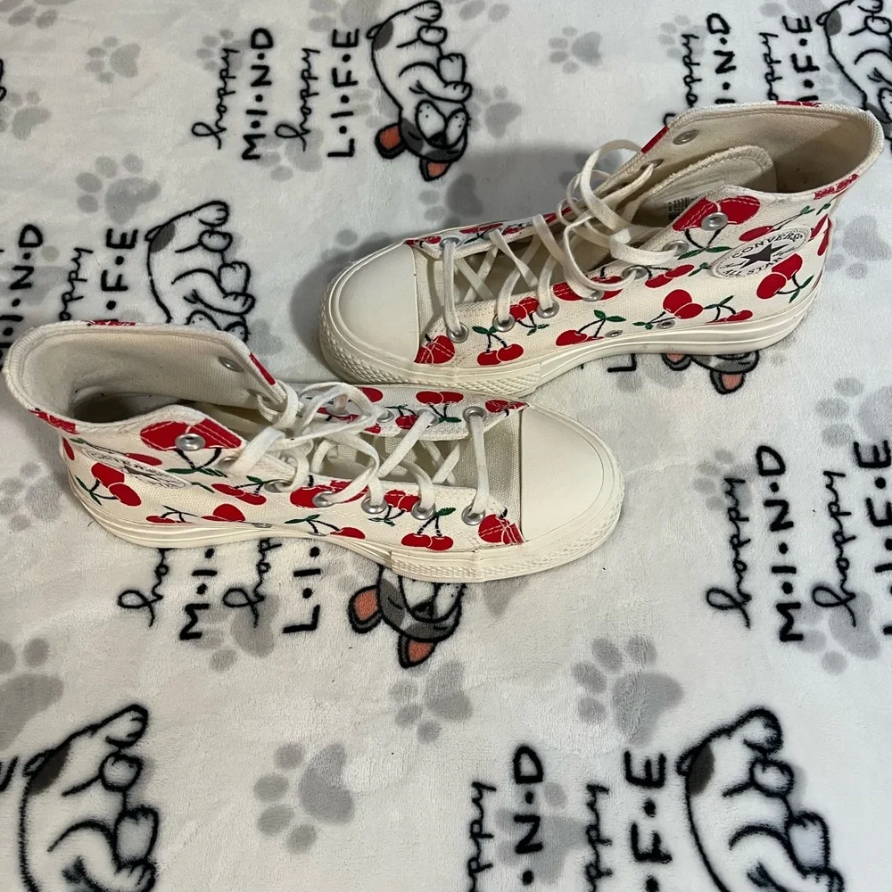 Converse 🍒 cherry high top platform Woman’s size 8 worn a few times, well loved